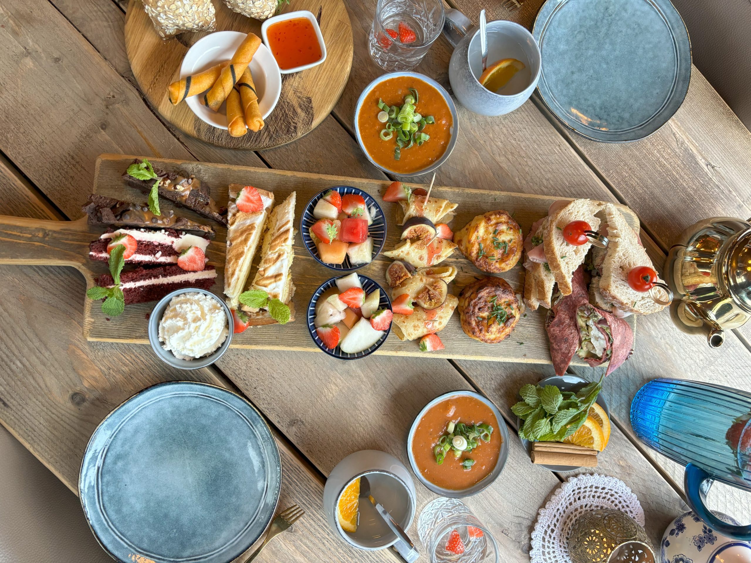 Een high tea bij grenzeloos gevuld met zoete en hartige lekkernijen