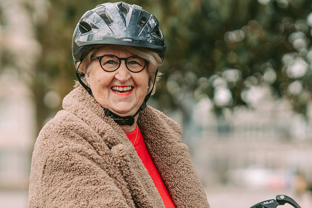 Vrouw met fietshelm