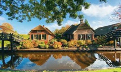 Giethoorn – het Venetië van het Noorden Rietgedekte huizen en bruggetjes langs het water in Giethoorn