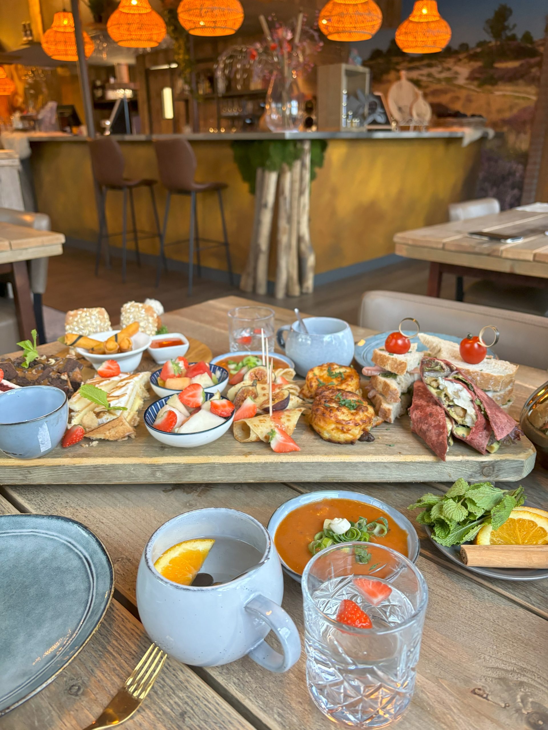 Traditionele high tea High tea bestaande uit sandwiches, soep, fruit en nog meer hartige en zoete lekkernijen.