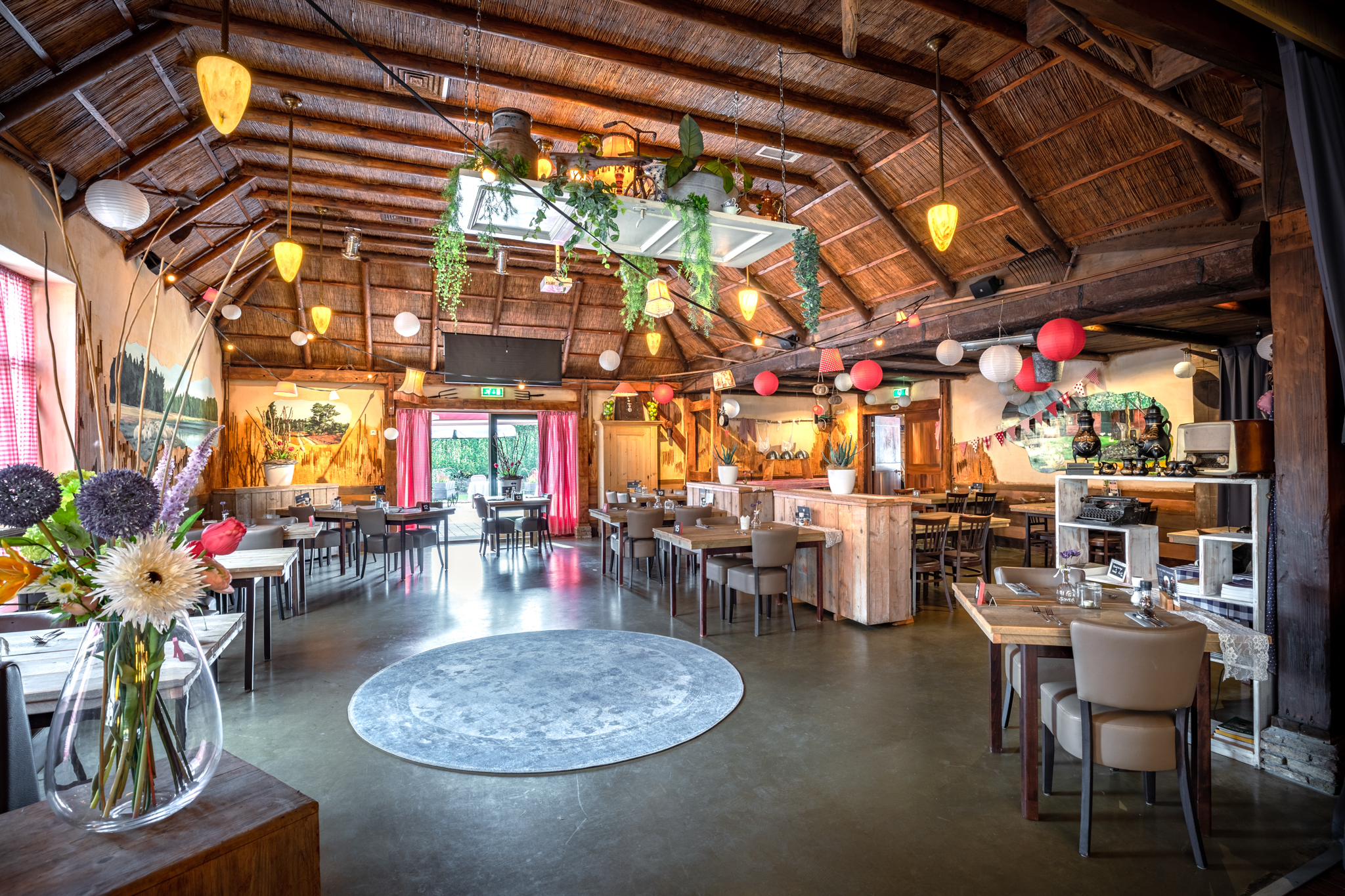 Restaurant Grenzeloos – binnenkijken Gezellig en sfeervol interieur van het restaurant bij Grenzeloos in Doldersum met houten dak, bloemen en tafels.