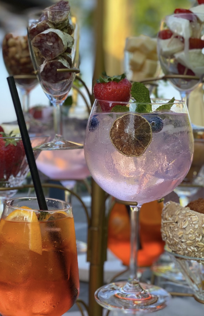 Cocktails & bites bij Grenzeloos Verfrissende cocktails en luxe hapjes in een sfeervolle setting bij Grenzeloos.