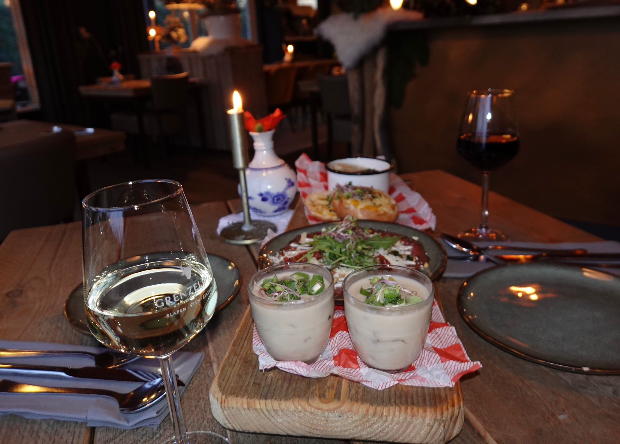 Sfeervol shared dinner bij restaurant Grenzeloos in Doldersum, Drenthe – Een smaakvolle en gezellige eetervaring.