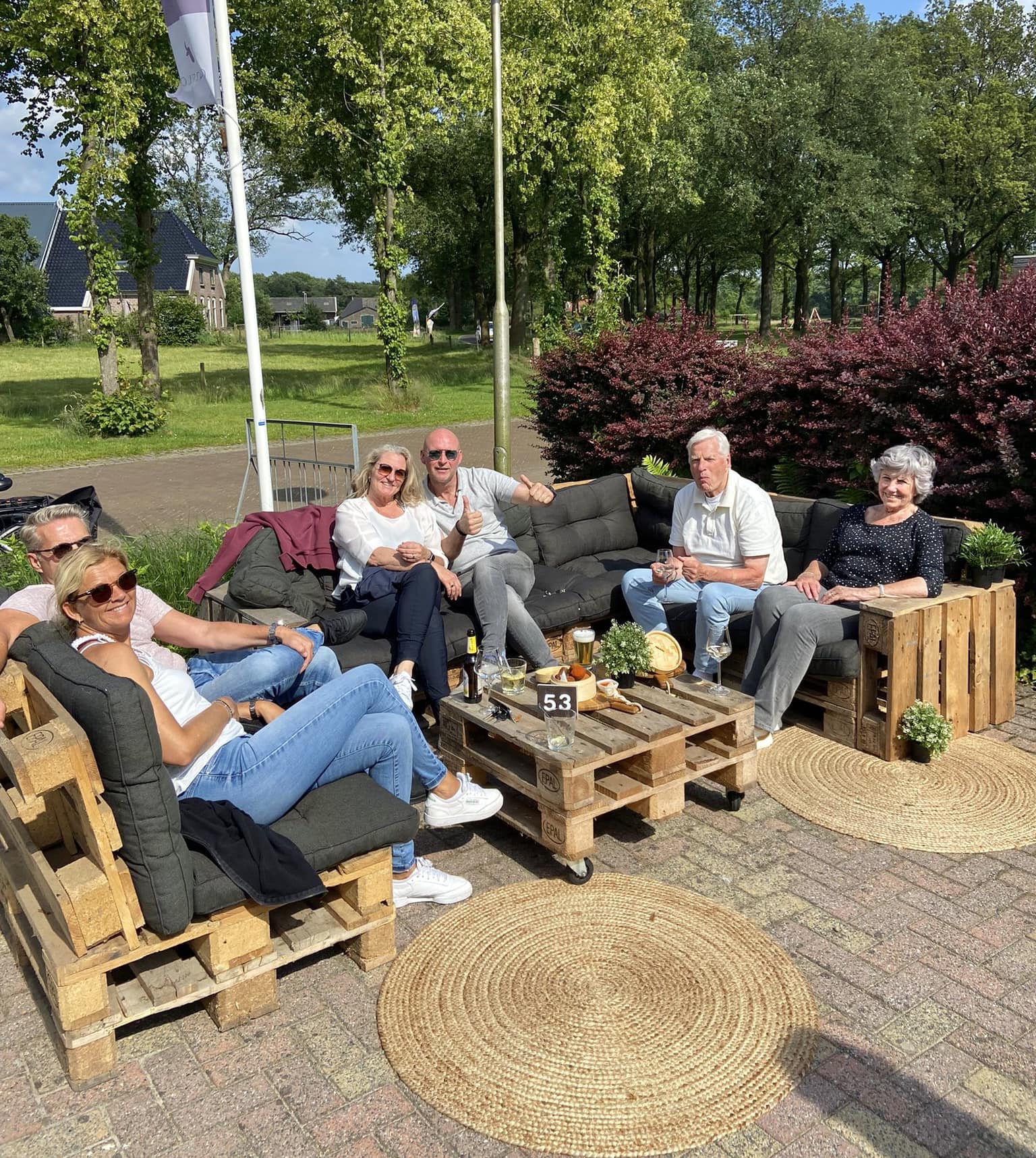 Vriendengroep geniet van een zonnige middag op het terras bij Grenzeloos in Doldersum.