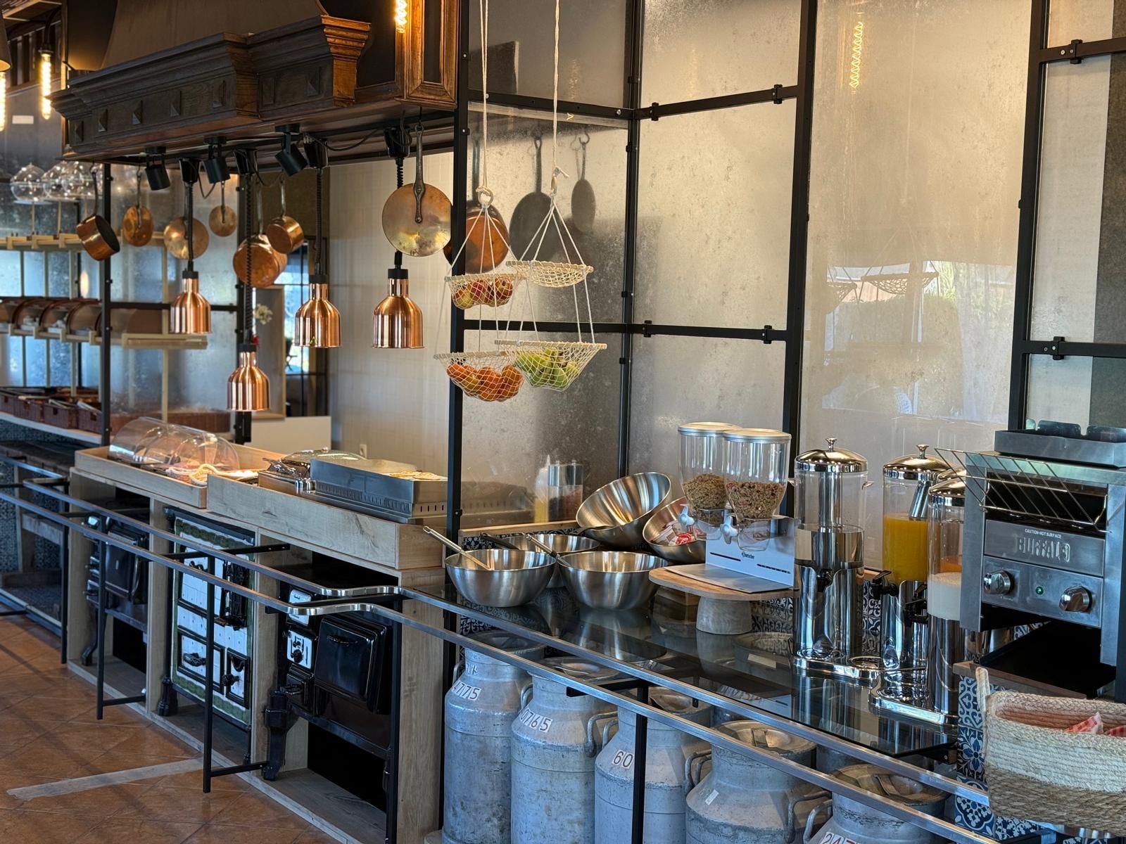 Ontbijtbuffet een buffet waar ontbijt getoond wordt mensen kunnen dit pakken