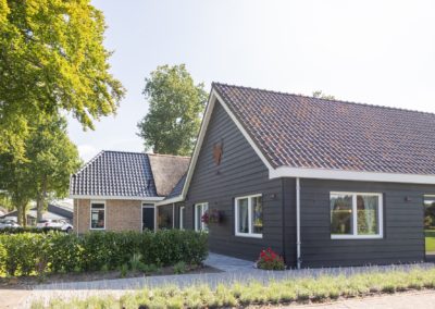 Hotel met prachtig weer de voorkant. alles mooi in bloei