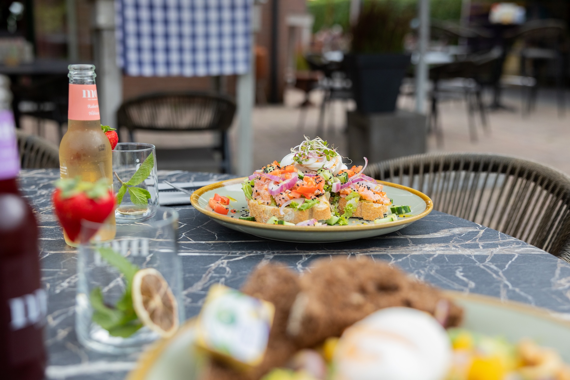 Borrelplank met hartige hapjes, dips, noten, brood en fruit bij Grenzeloos