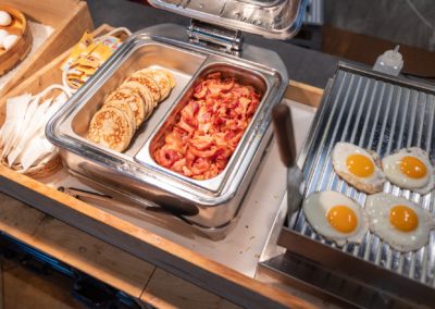 geniet van onz ontbijtbuffet, eitjes spek pancakes.
