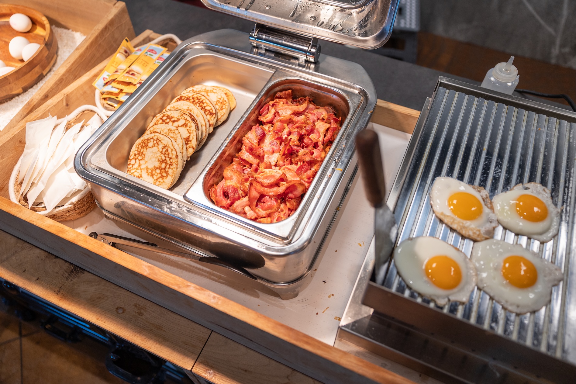 geniet van onz ontbijtbuffet, eitjes spek pancakes.